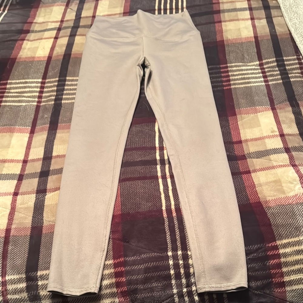 Alo Light Beige Full Length Leggings with Elastic Waistband and Textured Fabric